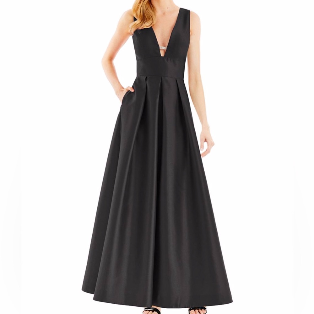 Nicole Miller Black Sleeveless V-Neck Gown fits like a 6-8